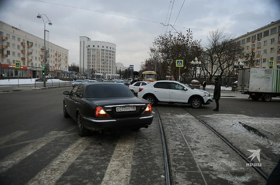 В центре Екатеринбурга встали трамваи из-за аварии на путях