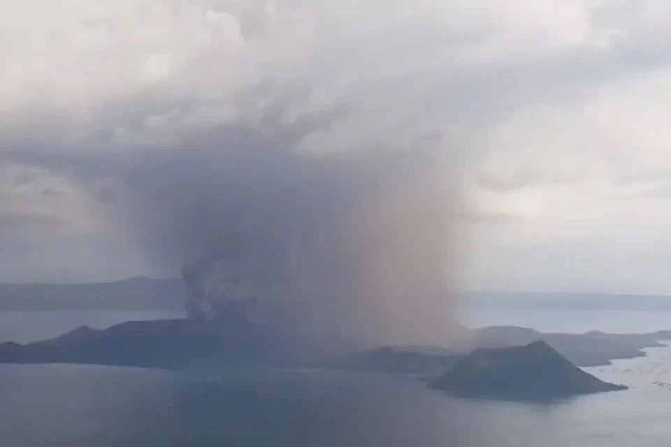 НА Филиппинах проснулся вулкан Тааль