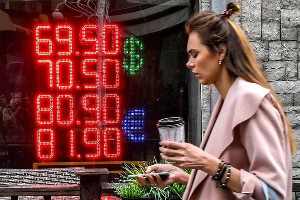 Цена на доллар снизилась на 2 копейки и составила 61,04 рубля