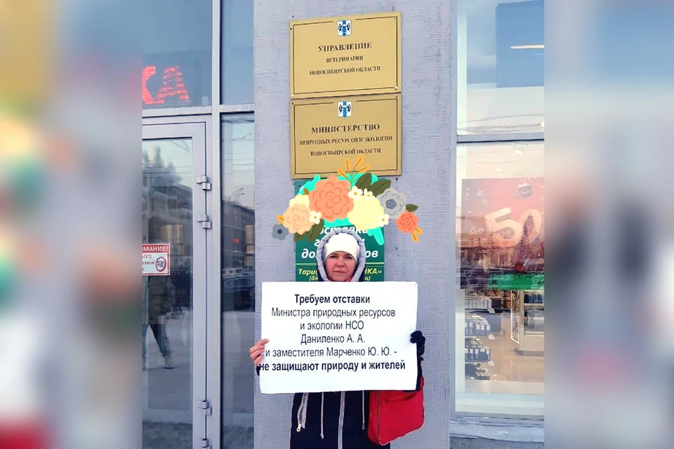Сначала Анастасия Сергеева стоит с пикетом у администрации, а потом советует жителям собрать побольше денег с предпринимателя. Фото: facebook.com