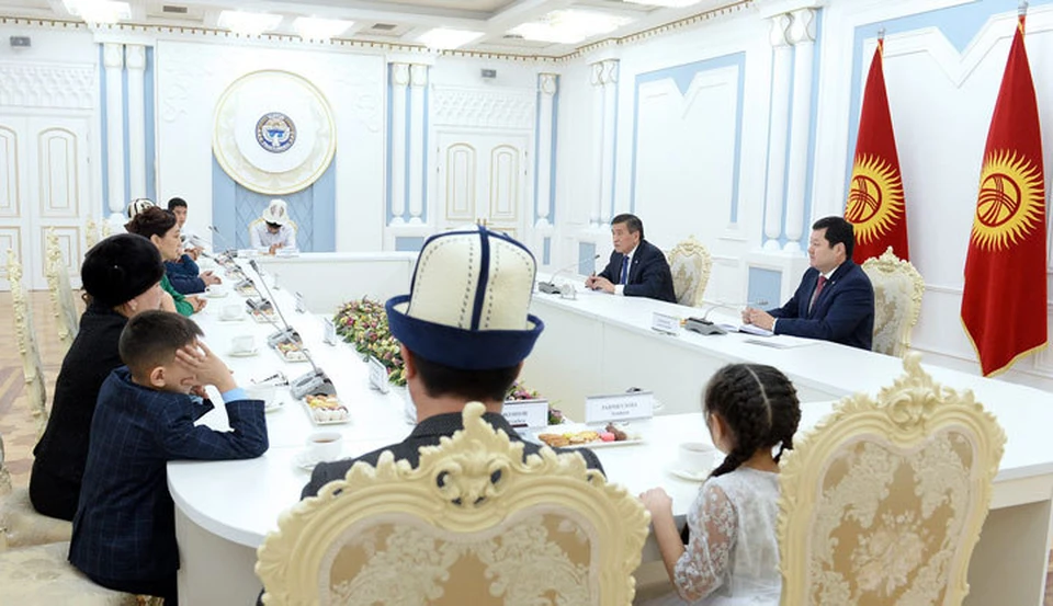 На встречу с президентом пришли дети, потерявшие при авиакатастрофе своих близких.