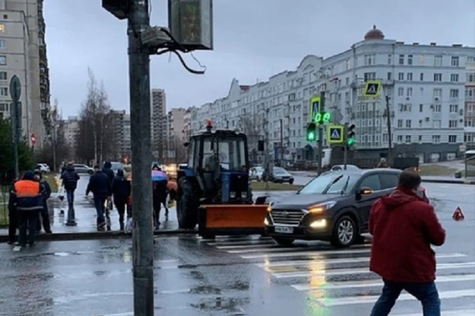 Трактор пошел на таран авто на пешеходном переходе на севере Петербурга