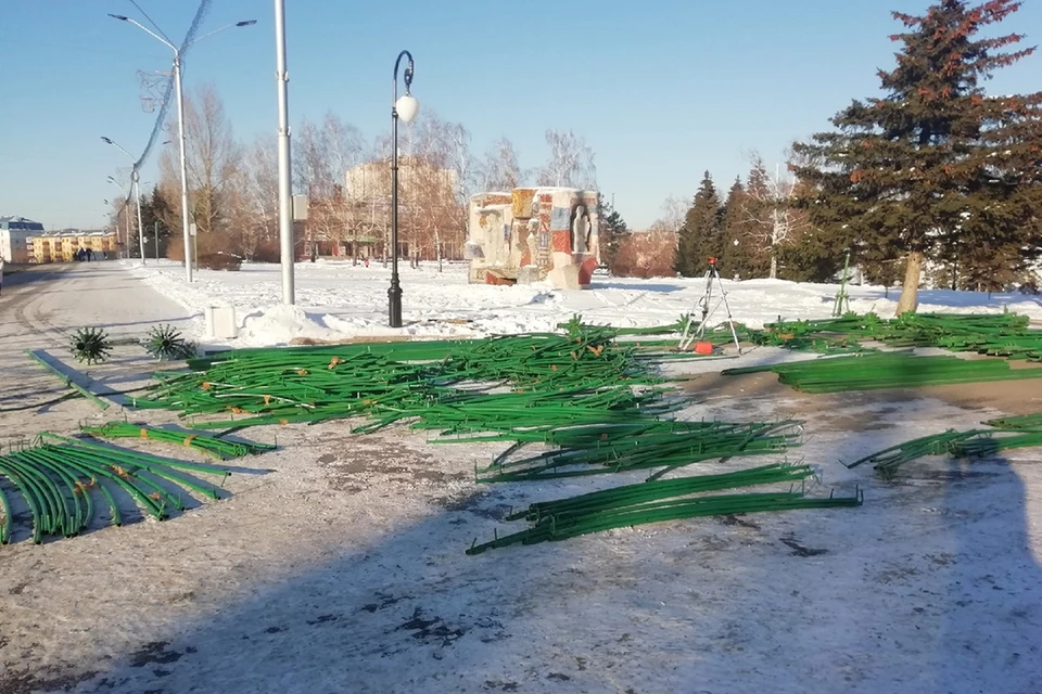 Рабочие завершили демонтаж новогодней ели