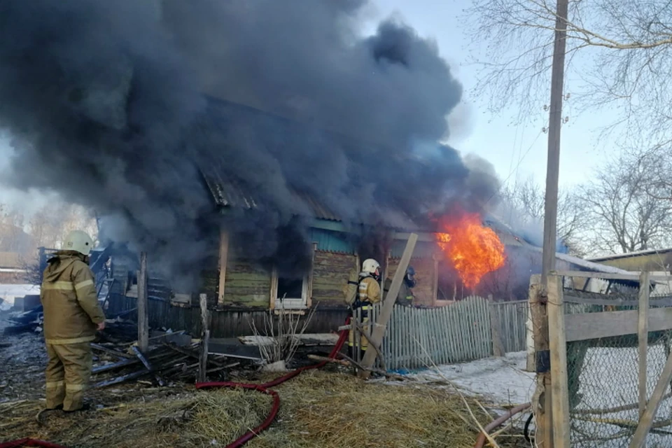 Огонь полыхал на крыше, веранде, кухне и в комнате