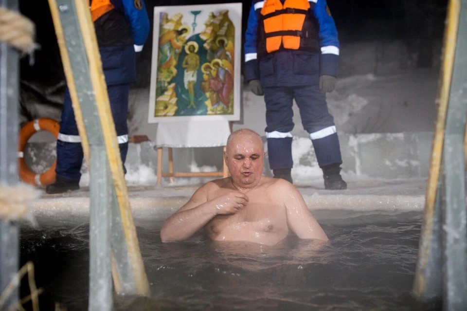 Сергей Цивилев поздравил кузбассовцев с Крещением и окунулся в прорубь. ФОТО: Сергей Цивилев/vk.com