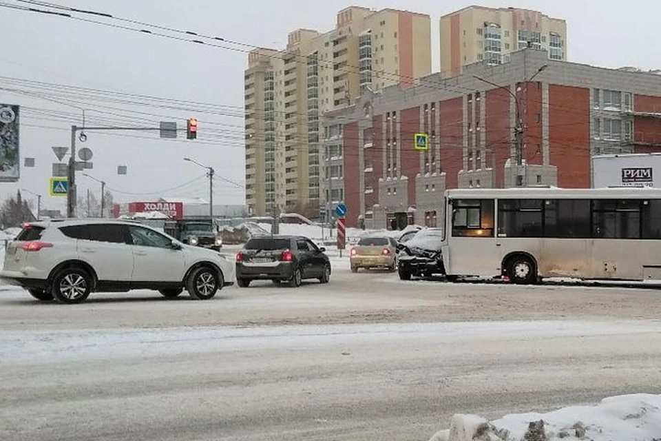 54 автобус новосибирск. 14 Автобус Новосибирск. ДТП В Новосибирске с автобусом 6 декабря 2020. 39 Автобус Новосибирск авария. Сломанный 39 автобус.