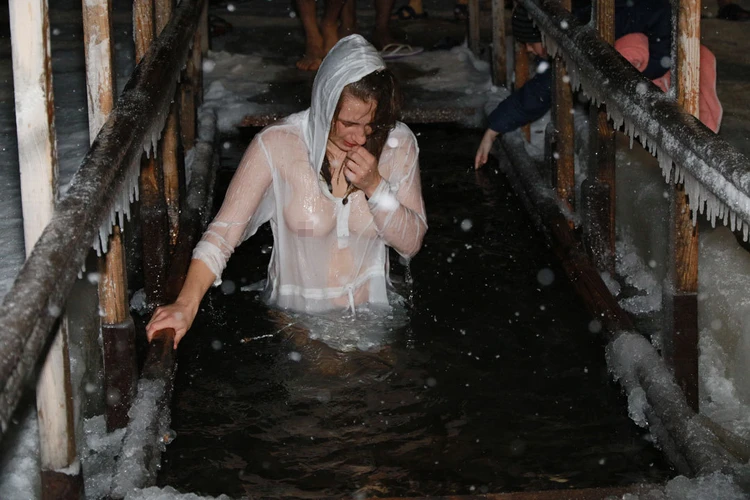 Девушки на крещенских купаниях (55 фото)