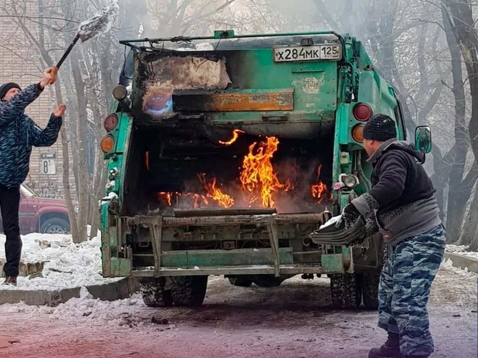 Во Владивостоке загорелся мусоровоз. Источник фото: novikov_stalker