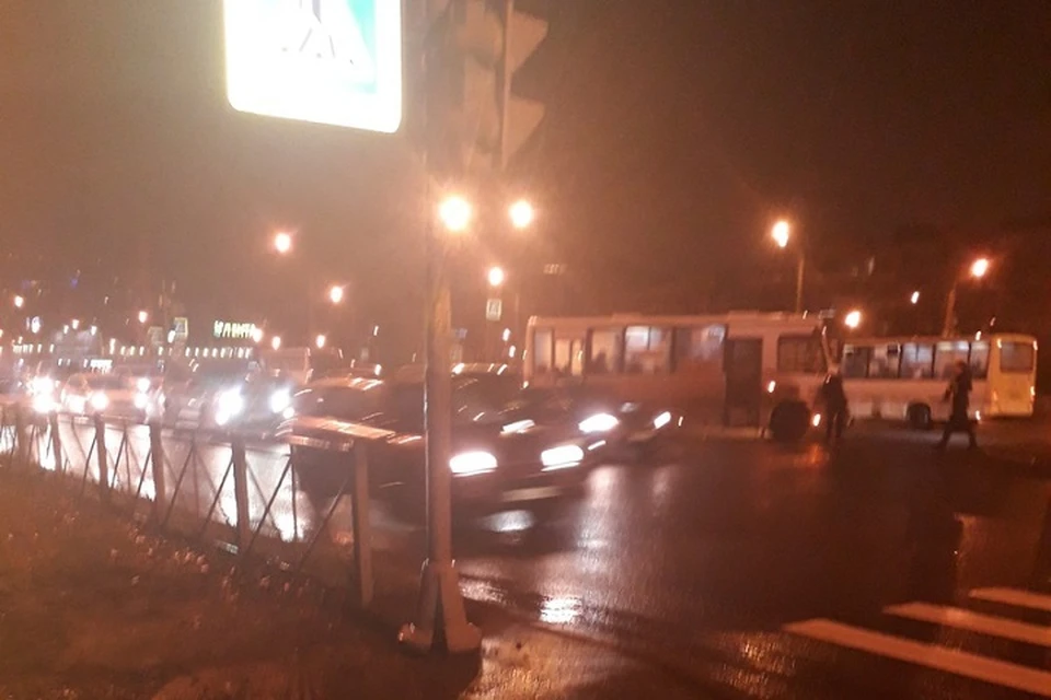 Маршрутка снесла бампер у автомобиля на севере Петербурга