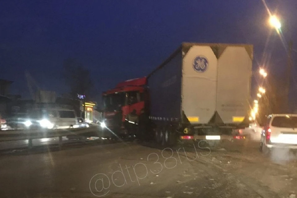 Из-за ДТП с фурой вечером 20 января в Иркутске образовалась пробка на Трактовой. Фото: ДТП 38RUS Иркутск