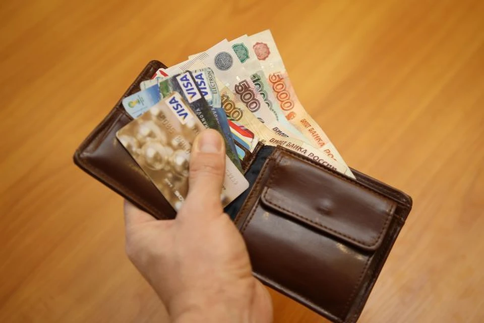 Вор оставил мужчину без денег и банковских карт