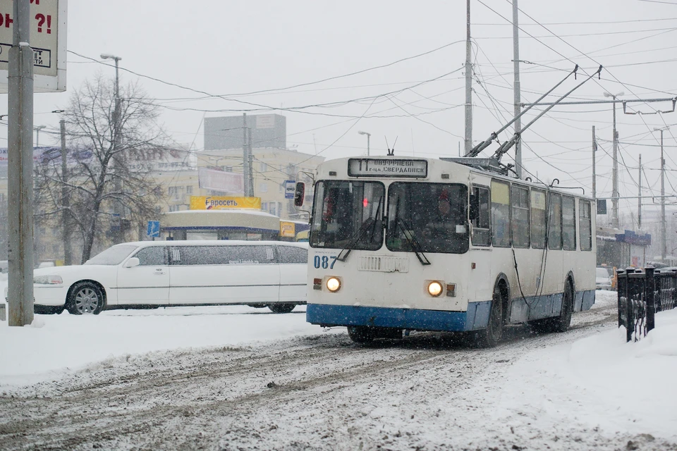 Очевидцы хотели заплатить за девочку, но кондуктор выгнал ее