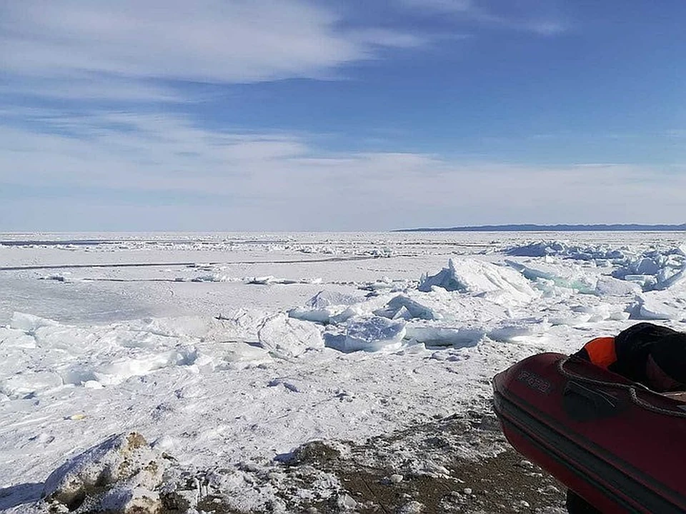 На Сахалине льдину с 300 рыбаками оторвало от берега.