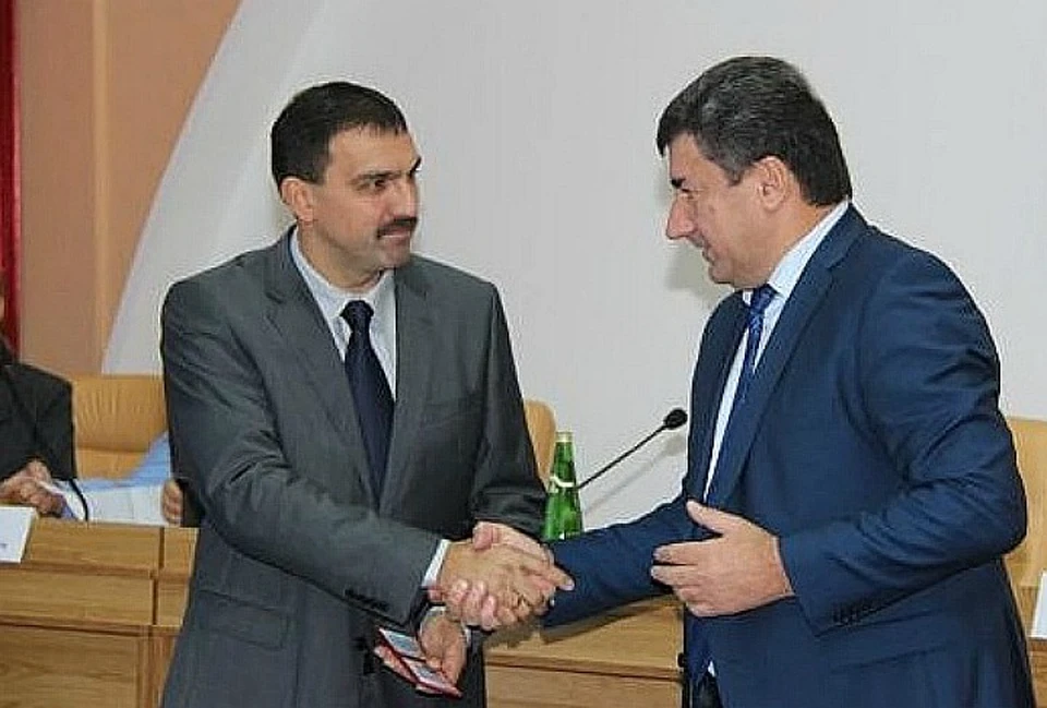 Василий Попандопуло (слева) - активный депутат и меценат. Фото: администрация Северского района