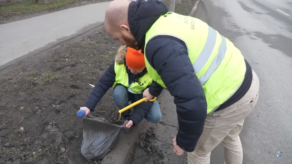 Скриншот из видео «Сколько килограммов грязи на наших дорогах?». Активисты собрали грязь с одного метра дороги на псковских улицах и взвесили.