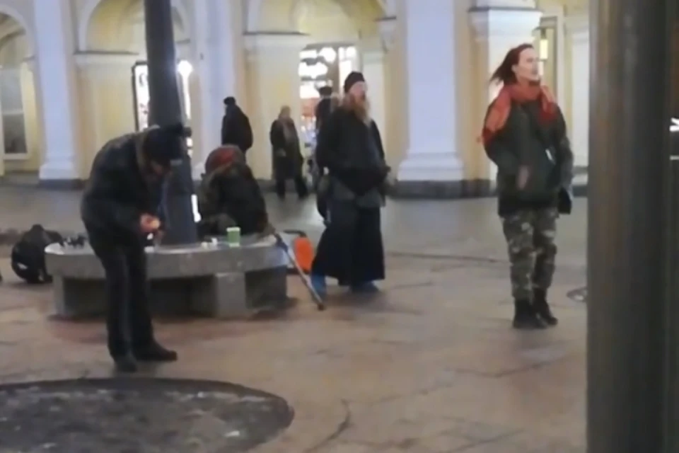 Батюшка вспомнил молодость и спел знаменитую рок-песню у Гостиного двора в Петербурге. Фото: vk.com/unreleased_dtp