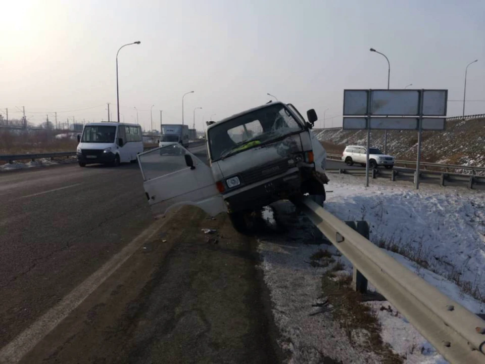 Авария произошла в районе 8 километра автодороги «Подъезд к аэропорту Владивостока». Фото: УМВД по Приморскому краю