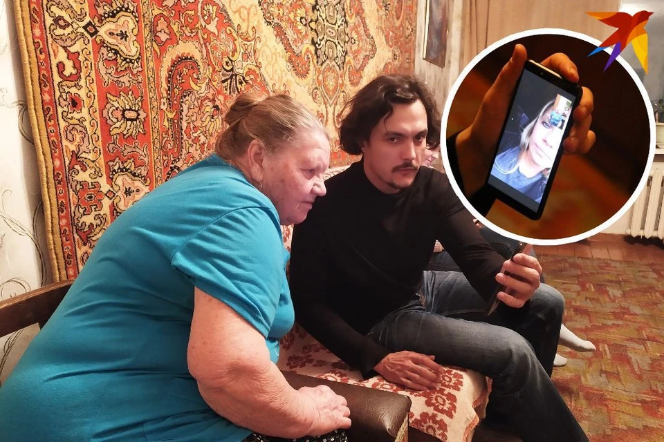 Журналист КП-Новосибирск показывает бабушке по видеосвязи канадскую внучку.