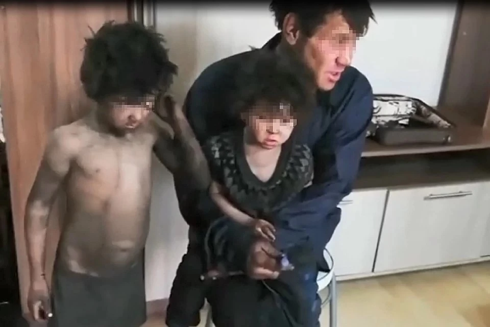 Таких грязных и в замызганной одежде детей с отцом волонтер забрал из заброшенного здания. Фото: Евгений Федоров.