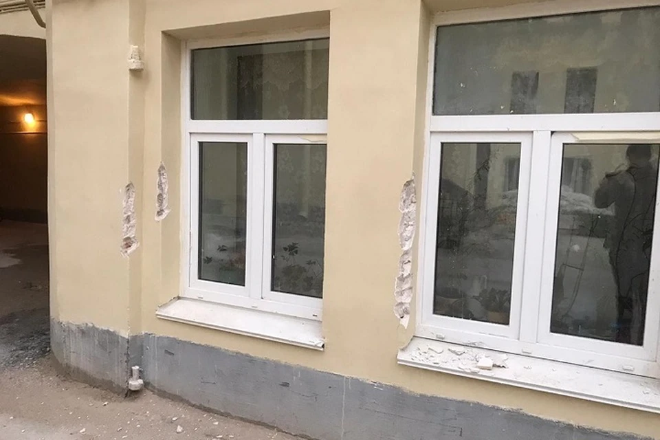 Обиженные строители испортили фасад исторического здания в Петербурге. Фото: Фонд капремонта.