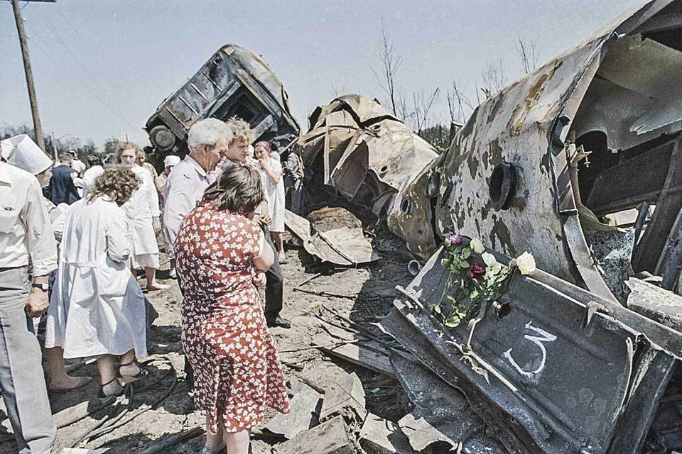 Эта трагедия случилась в ночь на 4 июня 1989 г. под Уфой. Два встречных поезда оказались в котловине, заполненной утекшим из трубы газом. Случайная искра от электровоза вызвала чудовищный взрыв и пожар. Погибли сотни людей... Фото: Валентин Кузьмин/ТАСС