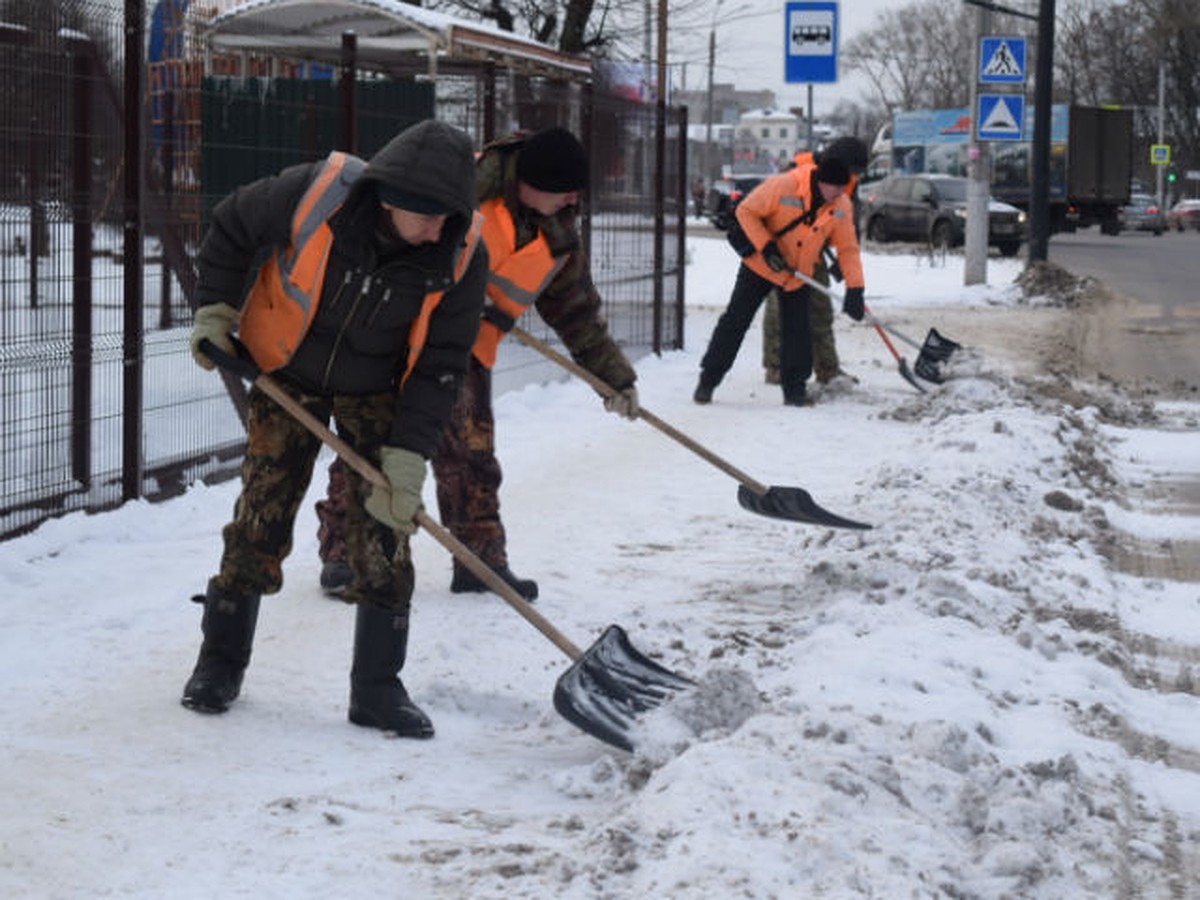 Пешеходные зоны в Иванове ежедневно убирают от снега около 100 рабочих -  KP.RU