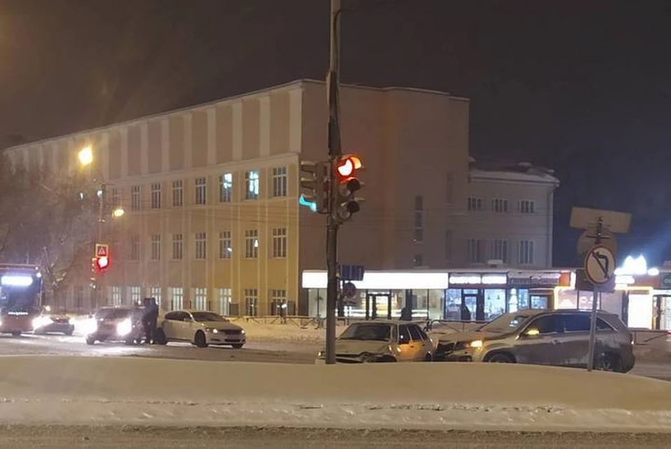 Фото с места аварии прислали "КП-Пермь" очевидцы.