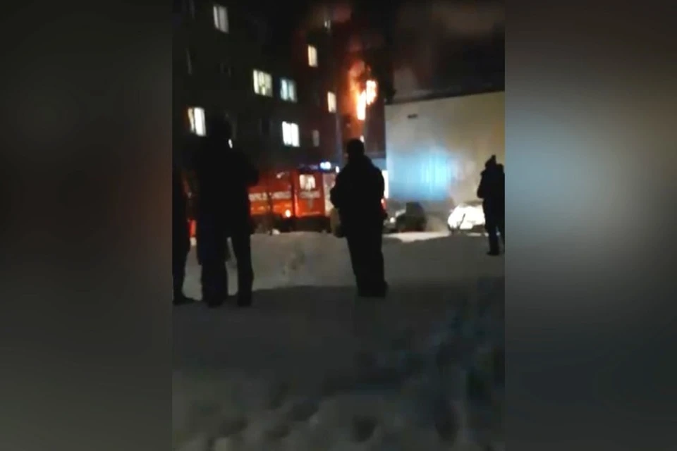 Непотушенная сигарета стала причиной пожара в многоэтажке в Кузбассе. ФОТО: кадр видео vk/com, "Помощь в дороге Юрга"