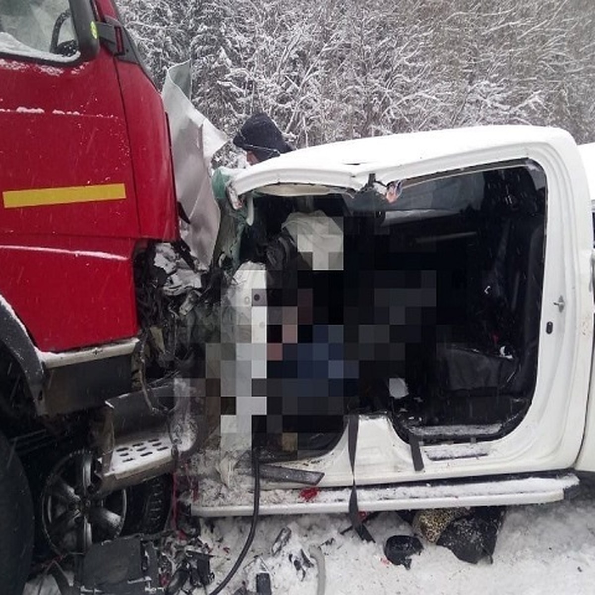 В соцсетях появилось видео страшной аварии на трассе в Прикамье, где погиб  один человек - KP.RU