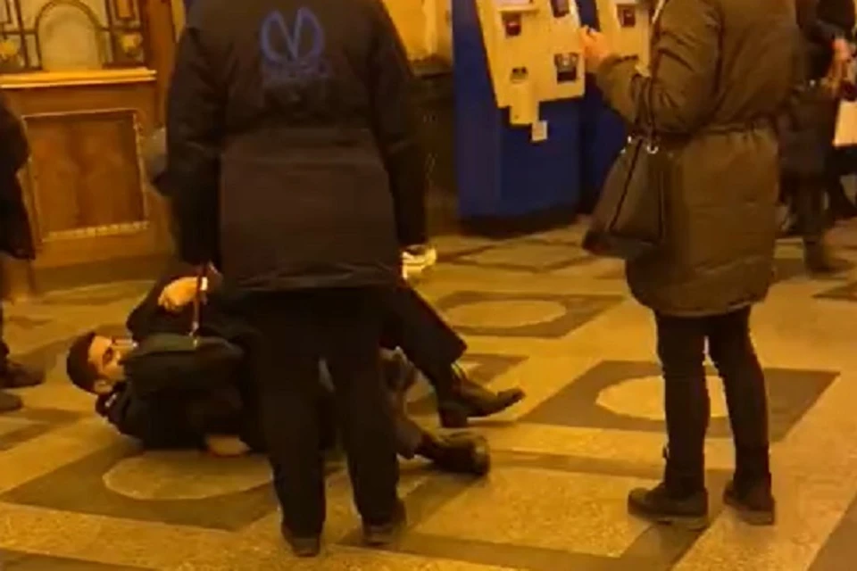 Петербуржец подрался с сотрудниками метро на станции "Площадь Восстания"