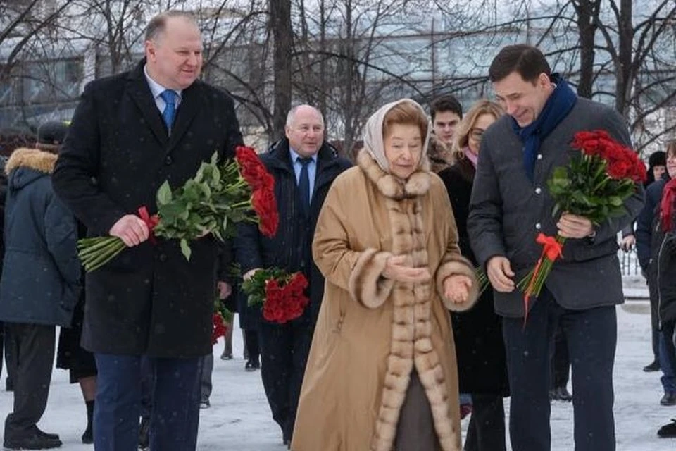 Новости 23 часа сегодня. Наина Ельцина юбилей. Возлагает цветы Ельцин. Наина Ельцина в Ельцин центре.