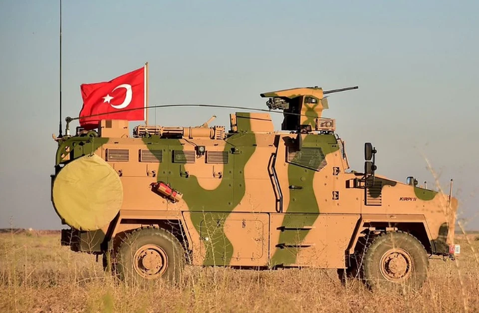 Турция продолжает стягивать войска на границу с Сирией