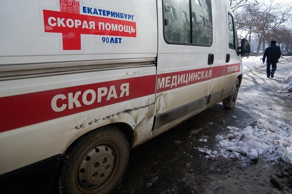 Бригада скорой помощи приехала на вызов в пожилой женщине.