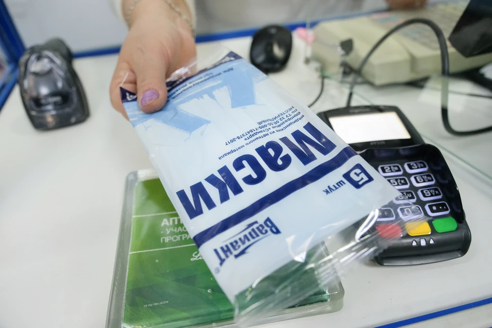 Упаковка медицинских масок в аптеках Петербурга стоит от 40 до 62 рублей - в зависимости от количества и материала. По словам работников аптек, еще полторы-две недели назад цена была ниже.