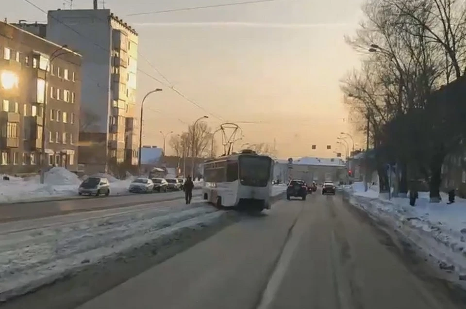 «Валит боком»: в Кемерове трамвай сошел с рельс и занял две полосы. ФОТО: кадр видео vk.com, "Регион 42"