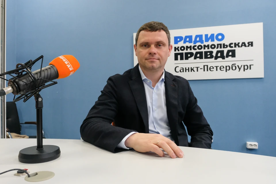 Региональный директор Западного региона «Билайн» Дмитрий Глотов в студии радио "Комсомольская правда" в Петербурге.