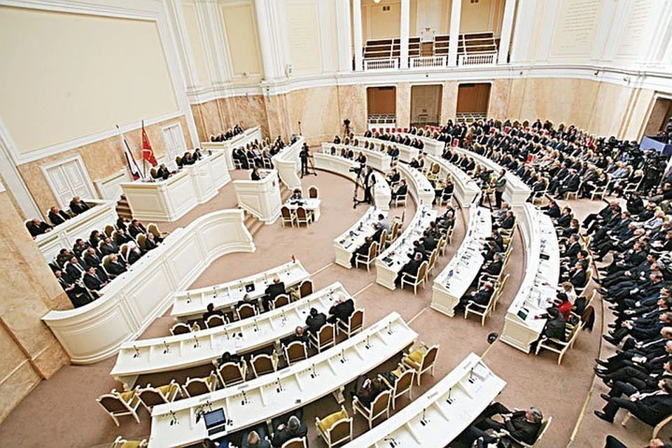 Депутаты петербургского ЗакСа утвердили повестку "правительственного часа".