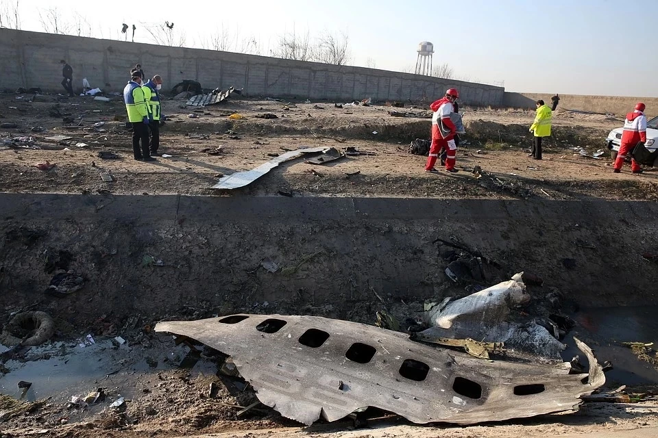 Обломки самолета разбросало на несколько километров от места удара о землю. Фото: EPA/ABEDIN TAHERKENAREH/ТАСС