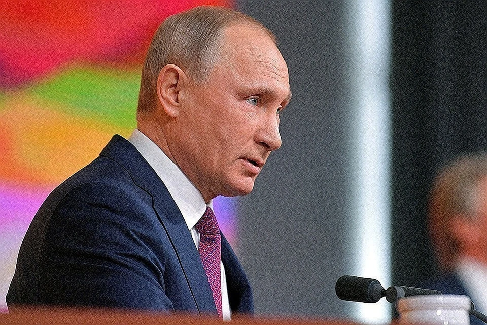 "Вы же замерзли!": Путин остановил кортеж, чтобы пообщаться с жителями Череповца