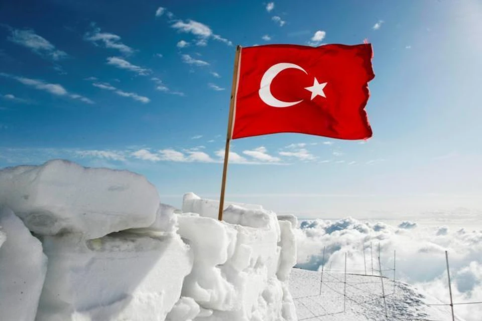 На востоке Турции снежная лавина накрыла микроавтобус с людьми