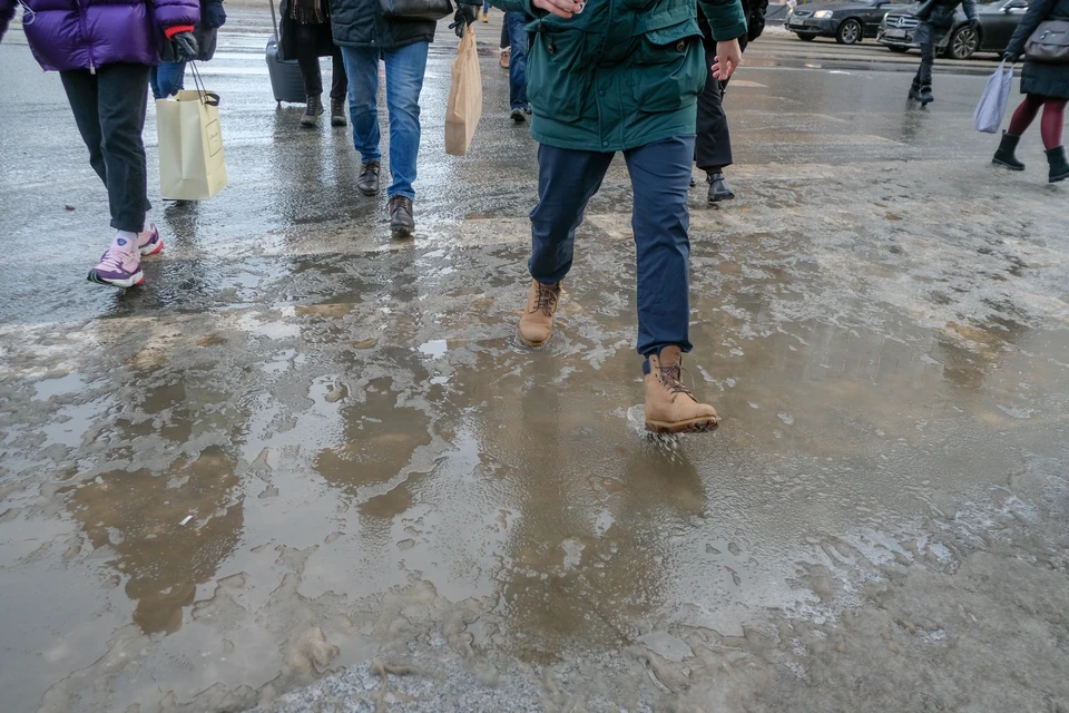 Снега нет, но другие проблемы - например, грязь, вода и мусор - никуда не делись.