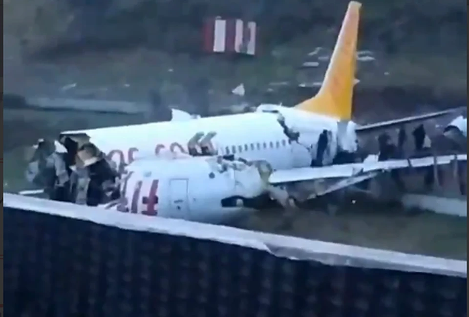 В аэропорту Стамбула самолет не смог удержаться при посадке и разбился об ограждения