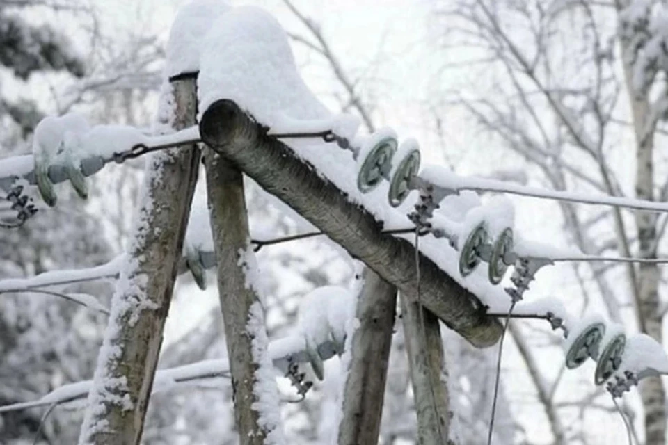 Налипание мокрого снега. Провода в снегу. Налипание снега на провода. Изморозь на проводах.