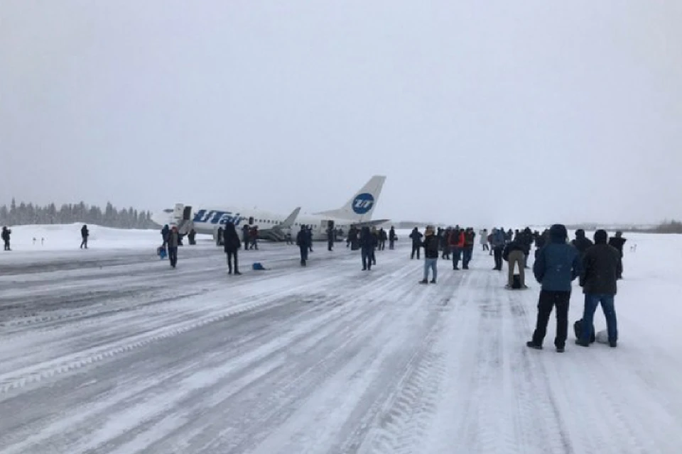 Самолет, летевший из Москвы, совершил жесткую посадку в Усинске