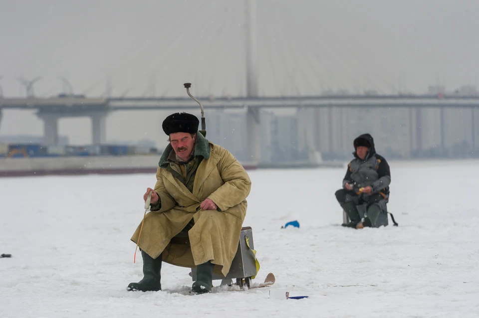 В нынешнем году лед не такой крепкий, как в прошлом. Но рыбаки упорно идут на промысел.