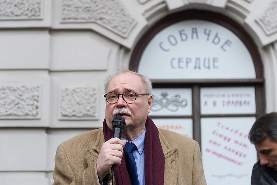 За долги по агитации с Владимира Бортко требуют больше 4 миллионов рублей.