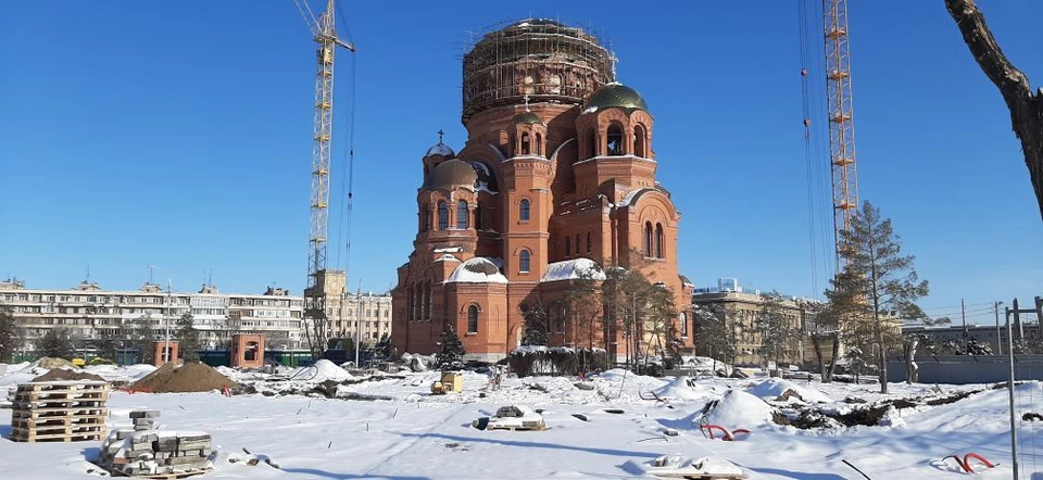 Пока сквер напоминает стройплощадку, но первые деревья уже высадили на месте срубленных.