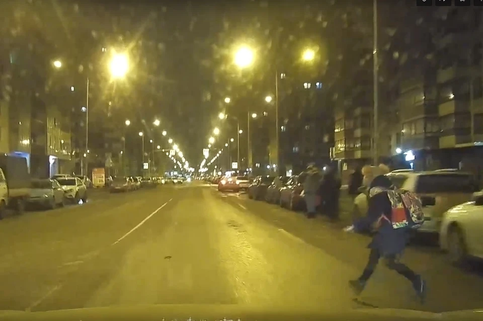 В Кудрово школьница чуть не попала под колеса автомобиля, желая перебежать дорогу в неположенном месте. Фото: vk.com/kudrovolife