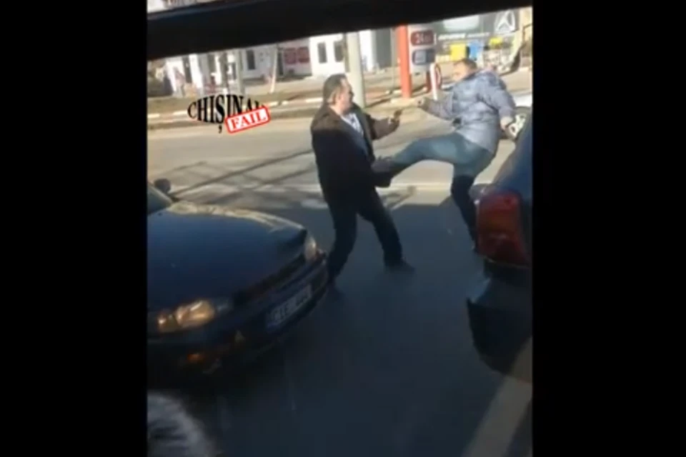 И один, и второй участники перепалки, сделали пару махов ногами в сторону противника.