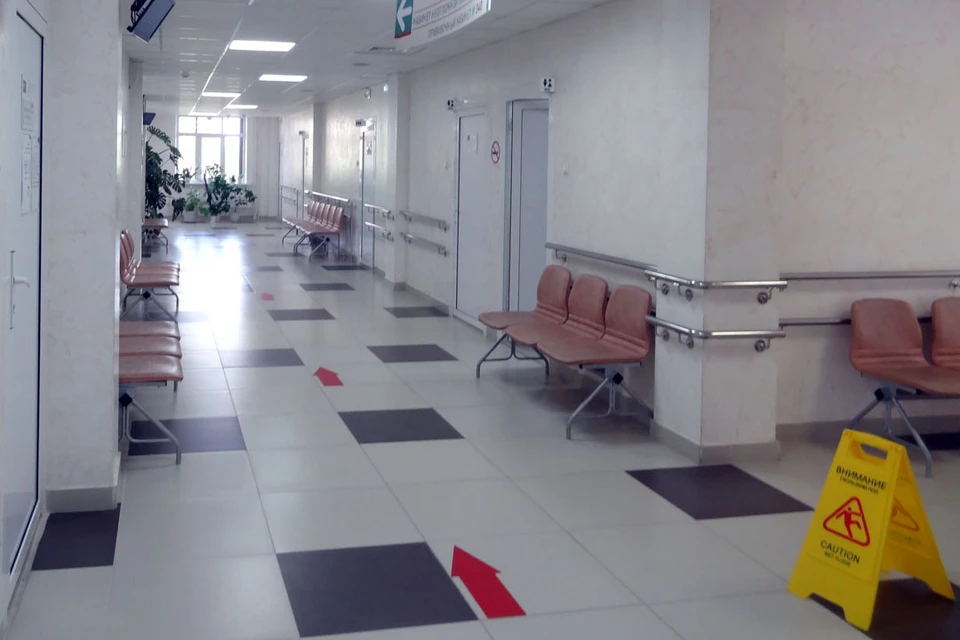 Студентку, которую в Тюмени госпитализировали с коронавирусом, выписали из больницы c цветами и шариками